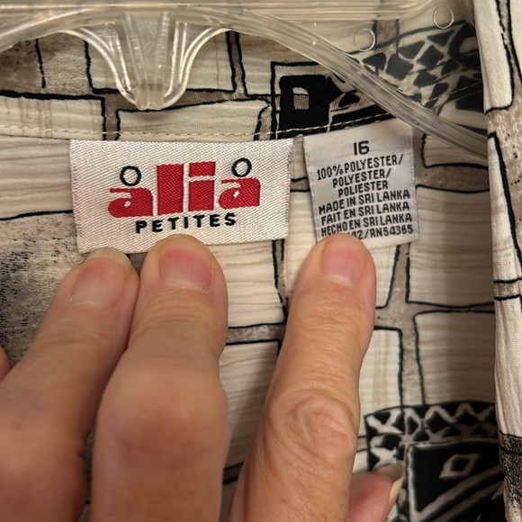 Alia Petites  women’s size 16 button down blouse. Polyester easy care. - Picture 3 of 7